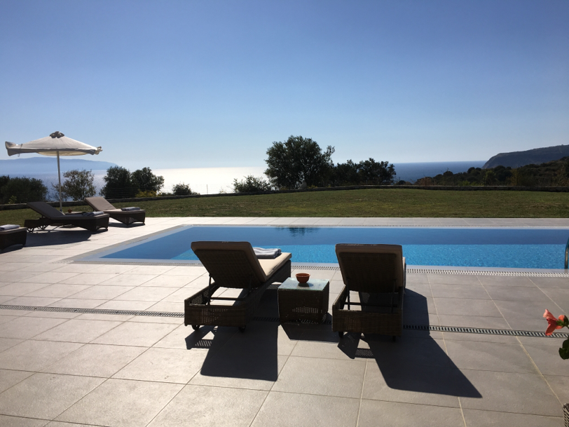 relax by the pool - Villa Darymine